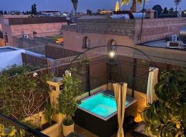 Riad ART DE VIVRE avec Jacuzzi，位于马拉喀什的酒店