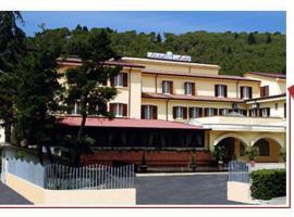 Hotel Astj，位于卡斯特罗维拉里的酒店