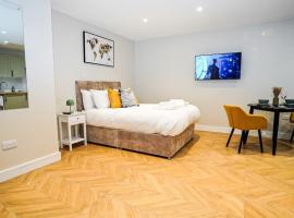 Easy 2 Manage Wisteria House, Heathrow Retreat, Free Parking，位于科恩布鲁克的酒店