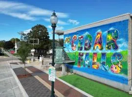 Lindell Motor Lodge - Downtown Cedar Falls Studio With Free Gated Parking!