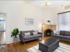 Charming! 3 Bed Garden by Beach，位于Largs的酒店