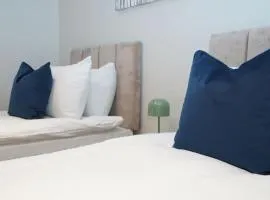 Easy 2 Manage Wisteria House, Heathrow Haven, Free Parking