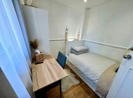 Cosy Single Room for ONE person，位于布罗姆利的酒店