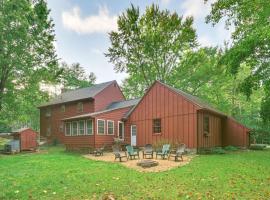 10 Mi to Crane Beach: Wooded Home Near Boston!，位于Topsfield的酒店