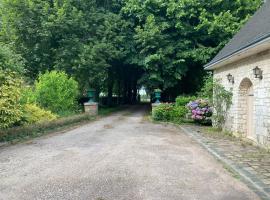 La maison des fleurs，位于Saint-Arnoult的酒店