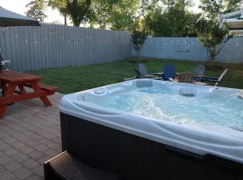 Downtown 3BR Gem - Hot Tub - Covered Parking - Fenced Yard，位于威尔明顿的酒店