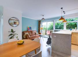 Stylish quiet garden flat with parking in London Zone 4，位于布罗姆利的酒店