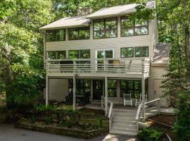 Pets-OK Retreat w Sauna, Jacuzzi at Wintergreen，位于Wintergreen的酒店