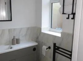 Modern Retreat - 5 minute walk to retail park!