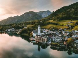 Romantik Hotel Im Weissen Rössl am Wolfgangsee，位于圣沃尔夫冈的带按摩浴缸的酒店