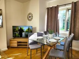 Manor House, Modern 2-Bedroom Apartment, Parking, WiFi, Central Location