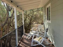 Trees of Heaven - Olive House，位于Upper Lake的酒店