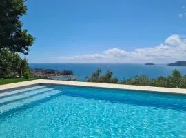 Quercia House, inside a Private Park, Pool, Tennis, AC, Parking next home and a Garage in Lerici!