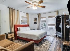 Cozy Private Bedroom in Central Lafayette Shared Home，位于拉斐特的酒店