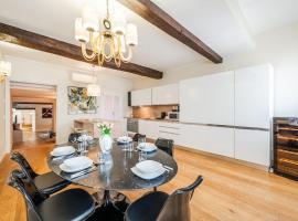 Palazzo artisti 270mq Penthouse 3bedr Jacuzzi，位于摩德纳的酒店