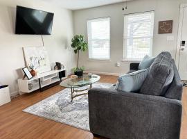 2 bed 2 bath Modern Farmhouse in Old Town Spring，位于斯普林的酒店