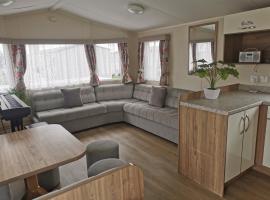 Cosy 3 Bedroom Beachfront Getaway in Mersea，位于西默西的度假屋