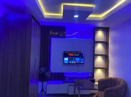 Cee&Tee 1 Bedroom Flat - 247 Electricity - Solar Inverter AC in bedroom，位于Abeokuta的酒店