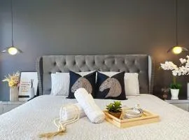 Luxe Retreat with Spa - Near airport & CBD