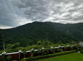 Mountain luxury villa，位于Jhājra的酒店