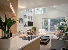 Skywood-Designer Condo,Steps to Creekside Gondola, Free Parking，位于惠斯勒的酒店