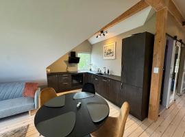 1 Bed Loft Sleeps 4 -Hot Tub Sauna & Pets Ok，位于斯托克马克内斯的酒店