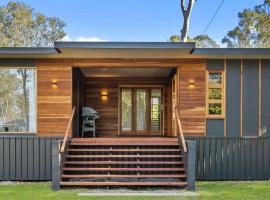 2 Bedroom Cottage with Lagoon pool & spa，位于Capalaba的酒店