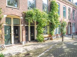 Your Space in Utrecht, private room with all facilities, living among the locals，位于乌得勒支的民宿