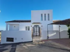 Casa amplia, piscina privada, 4 dormitorios y playa cercana