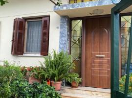 Sandras apartment，位于伊古迈尼察的酒店