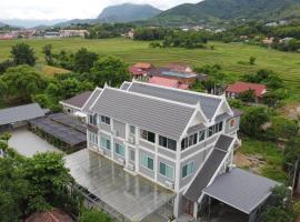 Garden House Rice Field and Mountain View，位于琅勃拉邦的酒店
