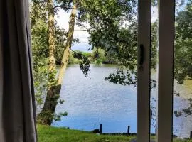 Huisje aan het water