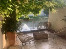 Maison des glycines au bord du Doubs