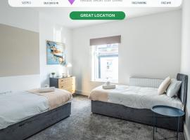 Charming House - Sleeps 5 - Free Parking, Self Check-In, Fast WiFi and Smart TV with Netflix by Yoko Property，位于威德尼斯的酒店