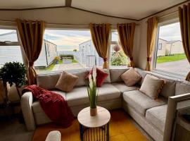 Holiday home in Durdle door with stunning Sea view，位于西拉尔沃思的度假园