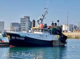 Louez Notre Bateau Immobilisé !，位于Grosbreuil的船屋