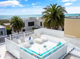 Luxury Condo, Ocean Views, Rare Rooftop Sundeck，位于西耶斯塔岛的酒店