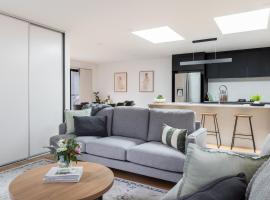 Crescent Townhouse close to LGH，位于Kings Park的酒店
