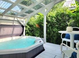 Boho Chic Tiny House - Hot Tub EV Chrger & Parking，位于魁北克市的酒店