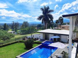 Vista del Lago 아름다운 수영장이있는 독립 1 bedrooms Casita，位于San Nicolás de Ibarra的酒店