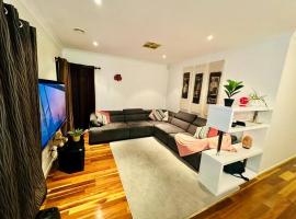 Holiday house in Mernda Free Parking 5 min Walk to Supermarket，位于Mernda的酒店