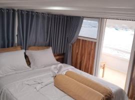 Komodo live a board Cruise，位于纳闽巴霍的带按摩浴缸的酒店