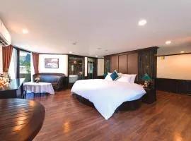 Amanda Cruise Ha Long Bay