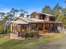 Country-style Stunner - Bushland Peace & Privacy