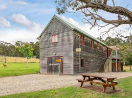 Wine Loft - Cosy Country Retreat with Ocean Views，位于Kettering的酒店