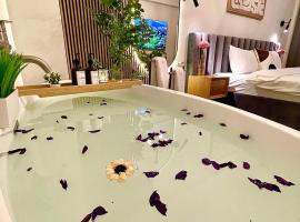 Designer Apartment with SPA complex & Jacuzzi near Bahai Garden Haifa，位于海法的Spa酒店