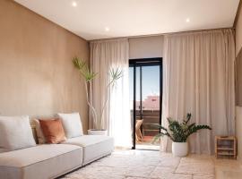 Large Stylish Condo Central Gueliz with Pool Access，位于马拉喀什的酒店