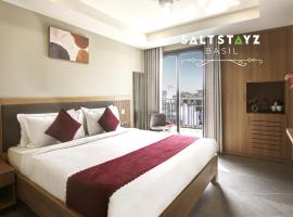 Saltstayz Basil - Near Golf Course Road & Extension Road，位于古尔冈的酒店