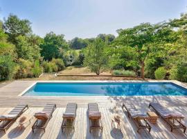 Charming country house swimming pool 17 min from Bordeaux，位于Latresne的酒店