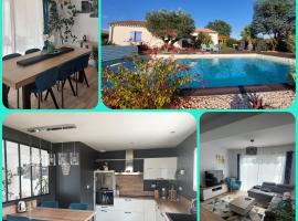 Jolie villa cosy - 4 chambres - piscine & belle vue，位于Lachapelle Sous Aubenas的酒店